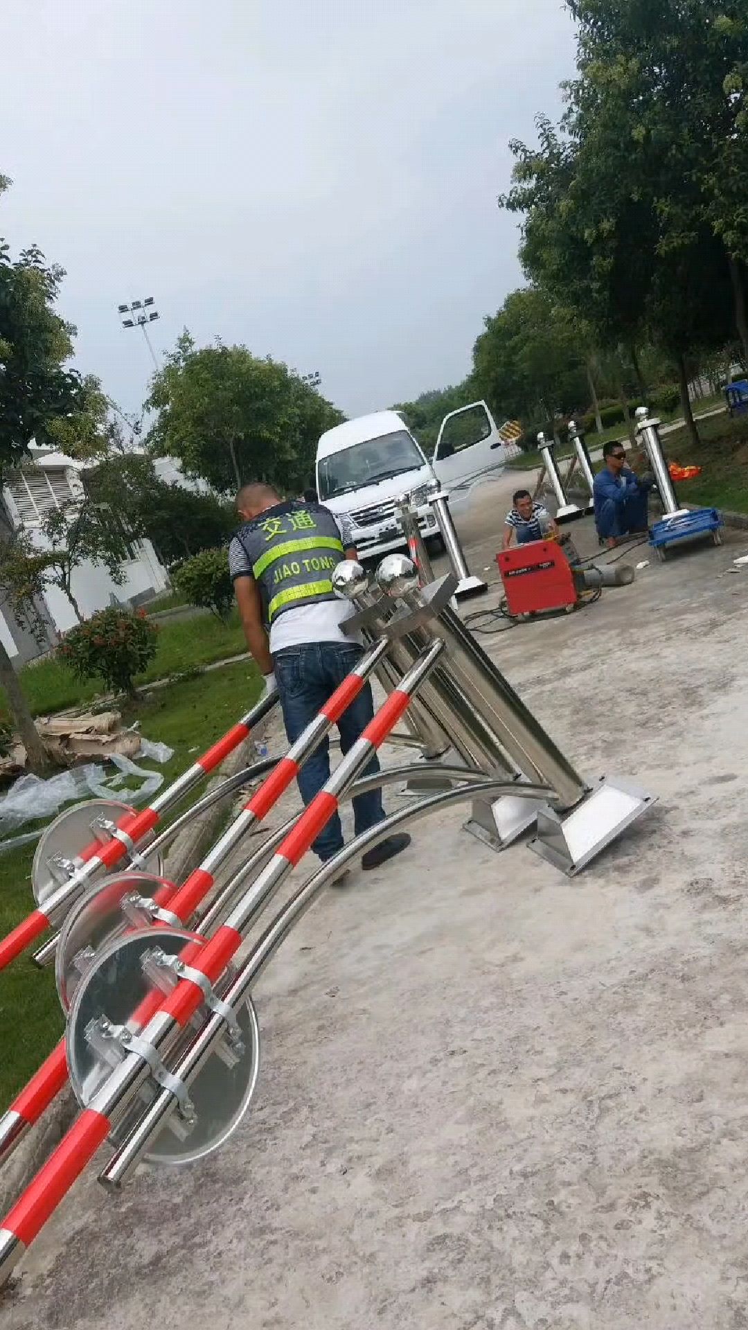 河南速发交通设施 雨雪雾手动封道栏杆机的高效应用